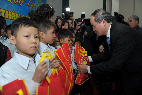 ແນວໂຮມປະເທດຊາດຫວຽດນາມມອບຂອງຂວັນປີໃໝ່ໃຫ້ຄົນທຸກຍາກຢູ່ທ້ອງຖິ່ນຕ່າງໆ